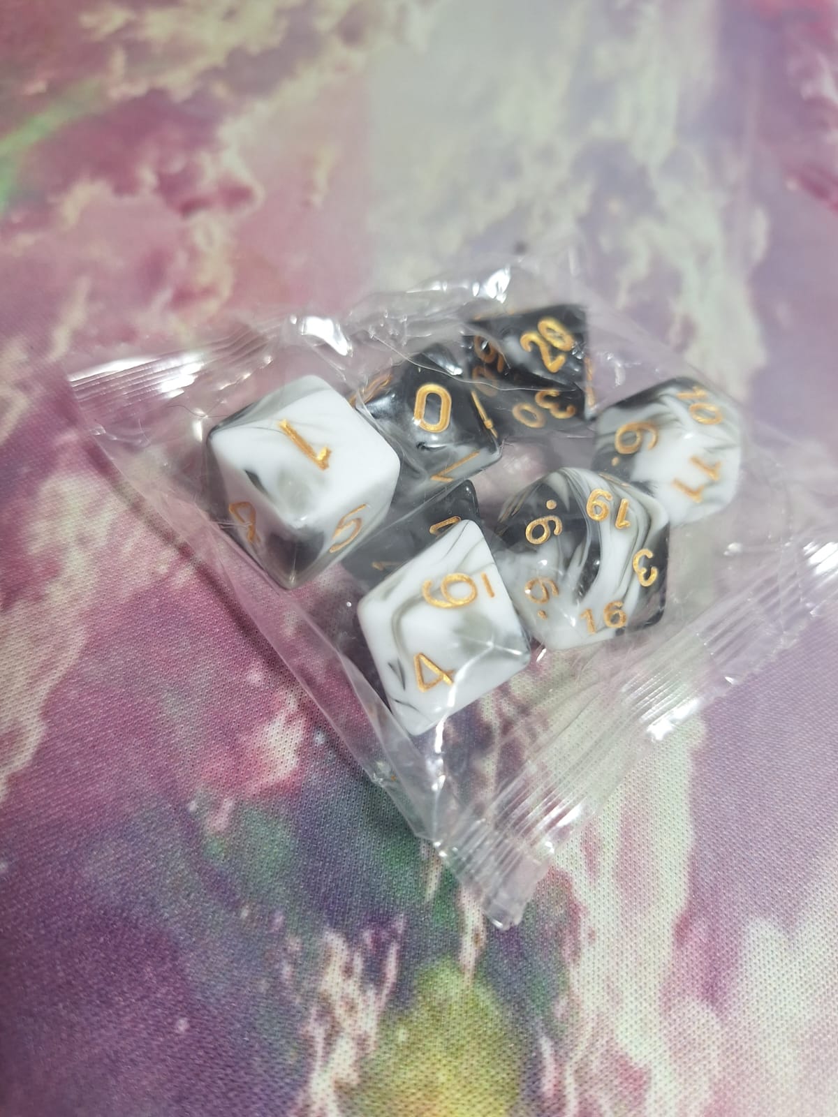 Set de Dados Blanco Negro - Dorado